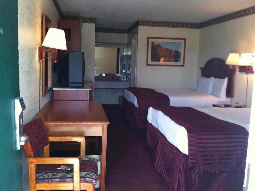 Knights Inn Hurricane Mills Extérieur photo
